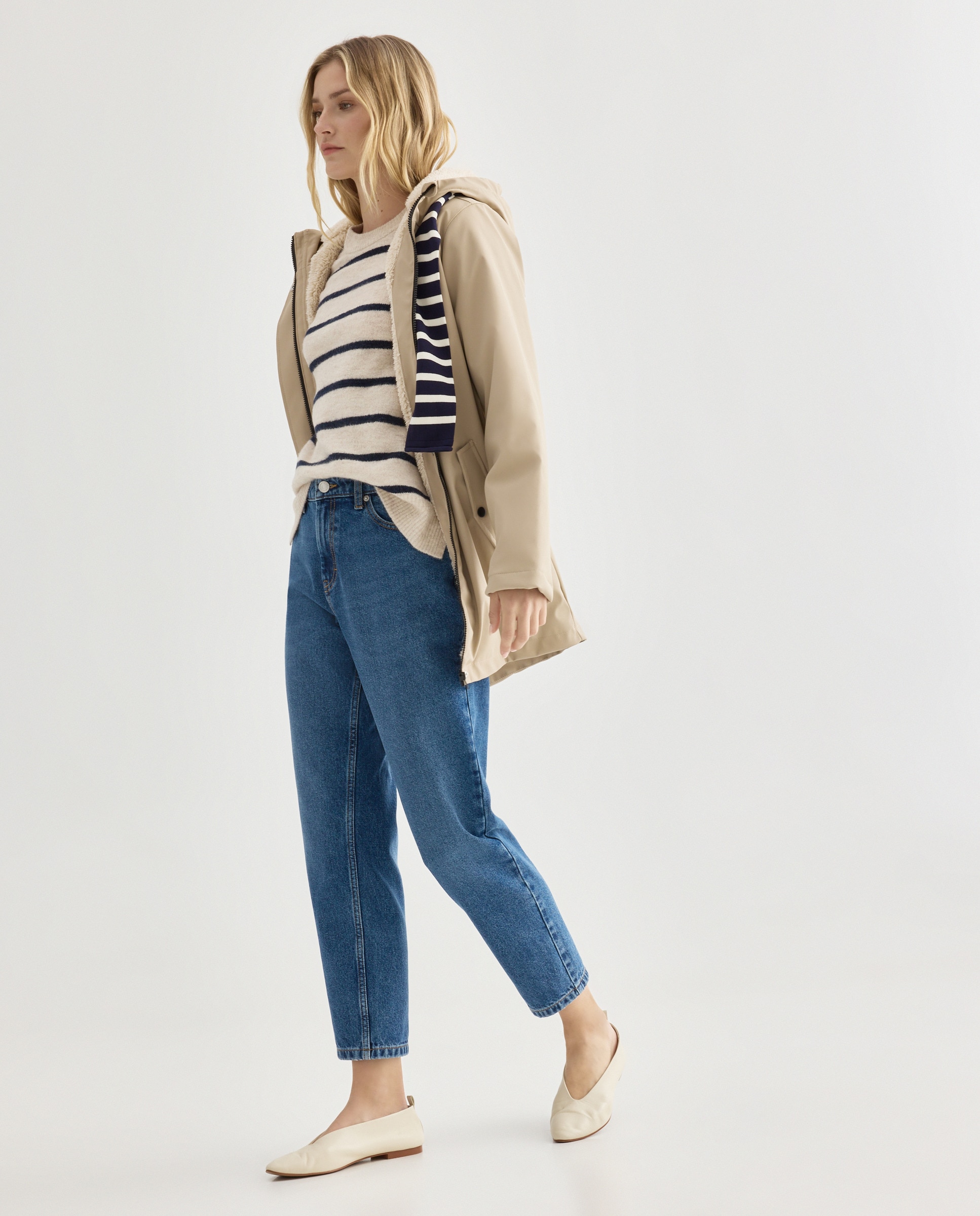 Chubasquero de mujer engomado con capucha Visón claro-2