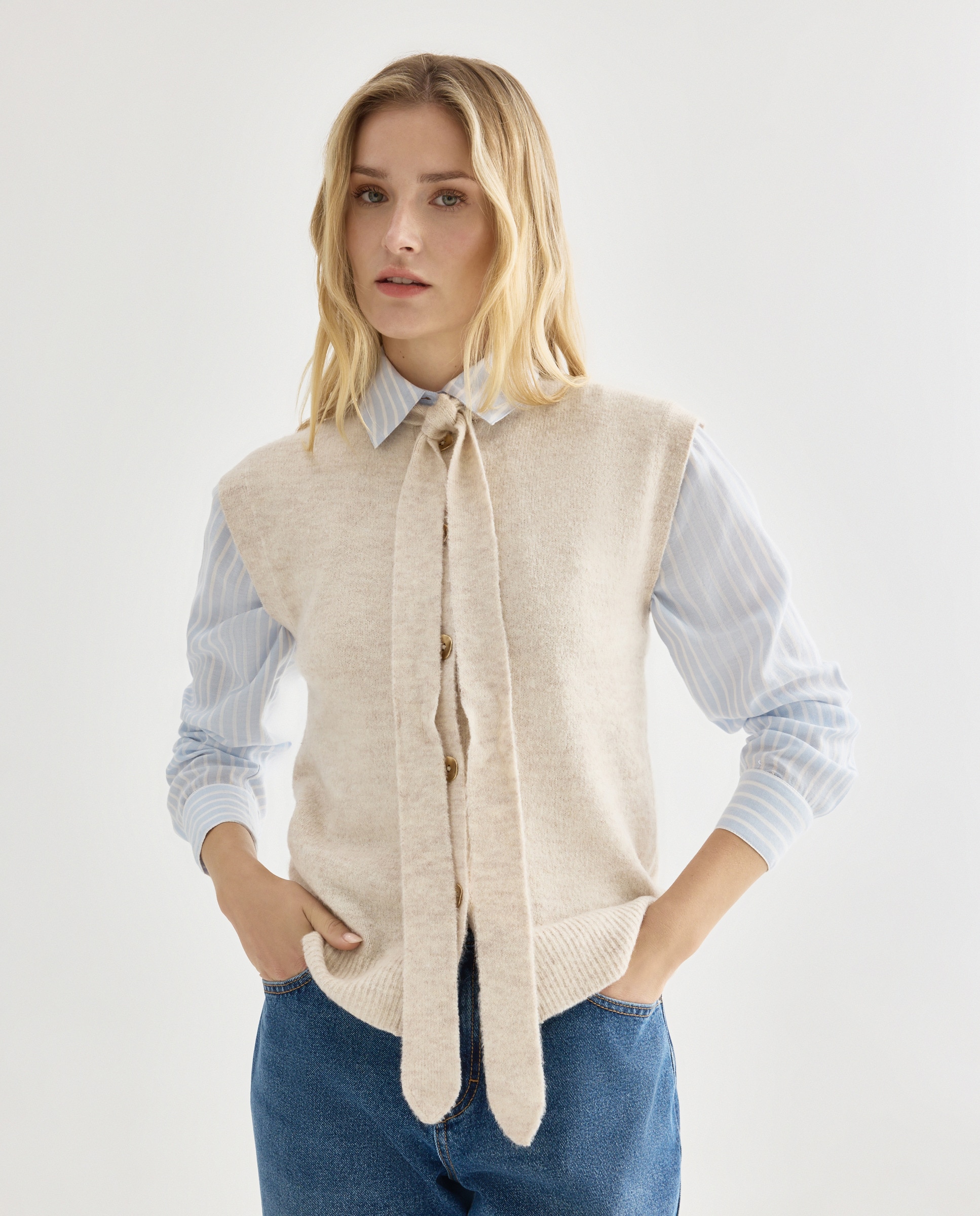 Imagen 0 de Chaleco de mujer de punto con lazada