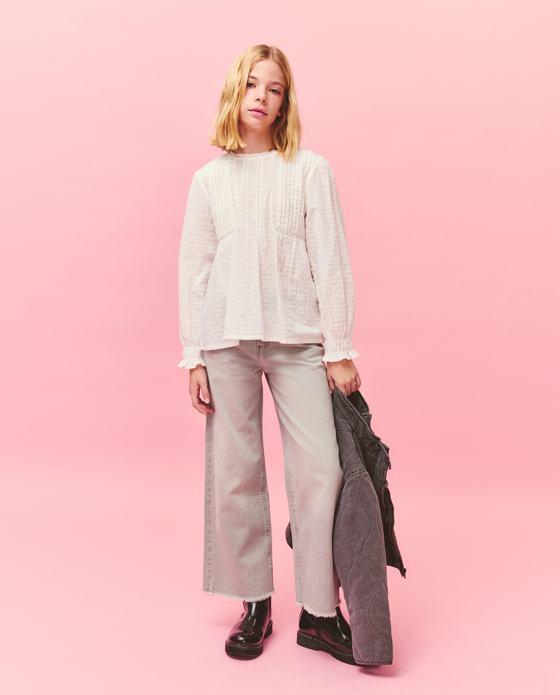 Imagem 0 de Jeans Wide Leg com Remendo de Estrela no Bolso Traseiro