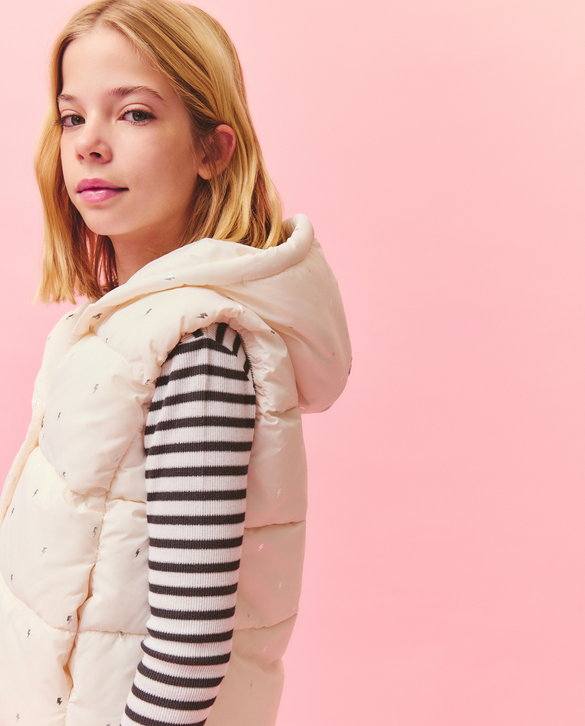 Imagem 0 de Colete de Nylon com Estampado Foil de Raios com Capuz