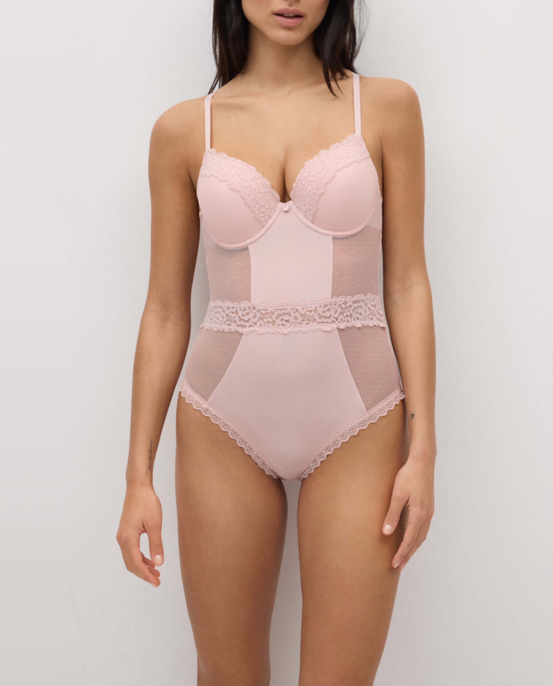 Imagen 0 de Body de mujer con aro y con relleno con detalles transparentes y encajes