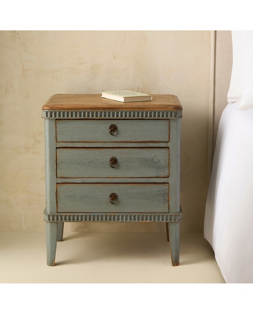 Imagen 0 de Mesita de noche de madera de pino reciclado con 3 cajones Amelia El Corte Inglés (Reacondicionado Grado A)