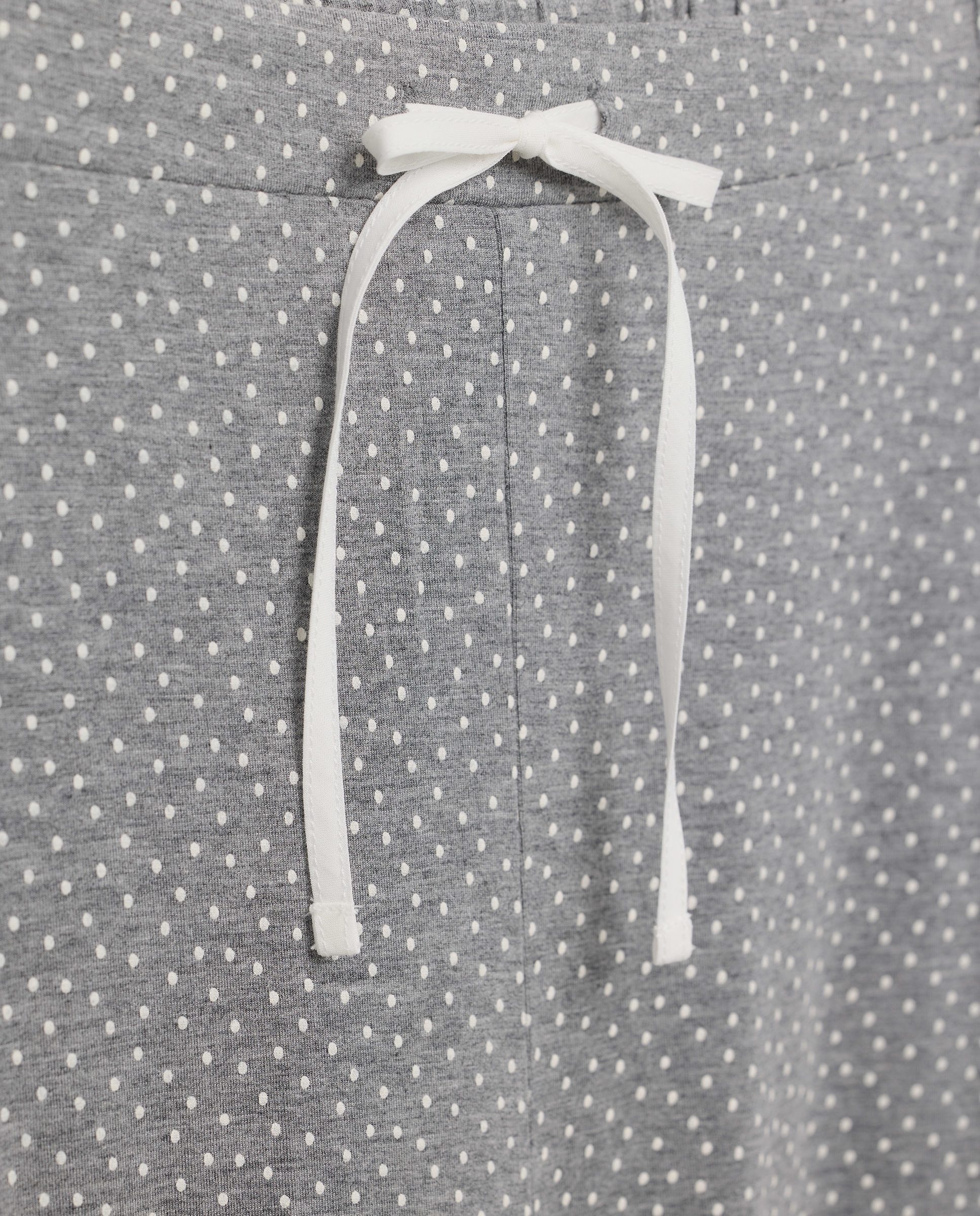 Pijama às Bolinhas com Decote em Bico Preto-2