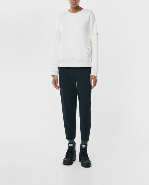 Imagen 0 de Sudadera con fit regular, cuello redondo, bolsillos laterales y logo en la manga.