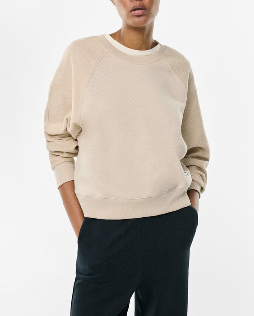 Imagen 0 de Sudadera con fit regular, cuello redondo y etiqueta de la marca en la parte frontal.