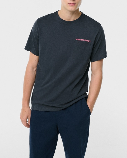 Imagen 0 de Camiseta oversize de manga corta y bolsillo exterior delantero.