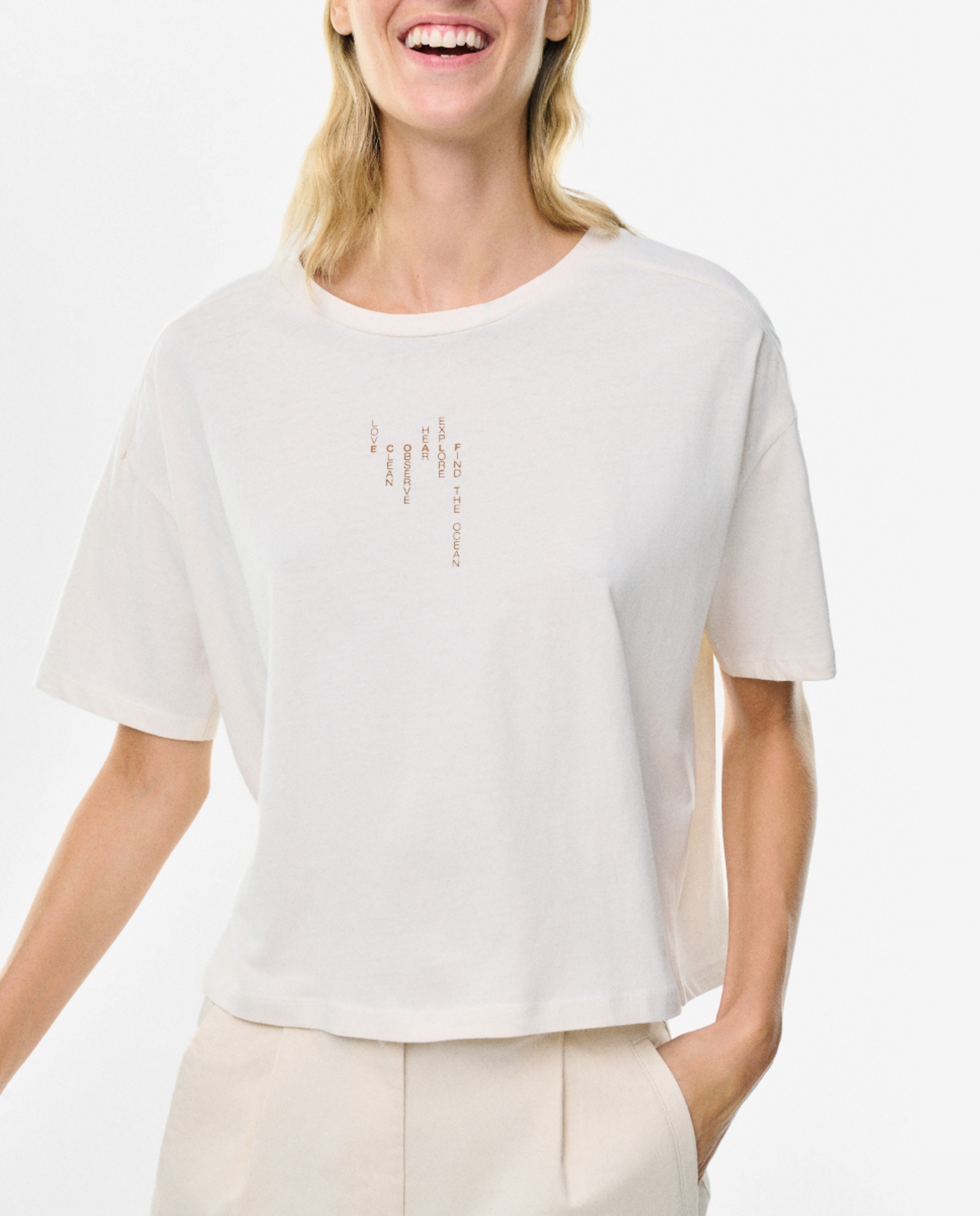 Imagen 0 de Camiseta con fit regular de manga corta y cuello redondo.