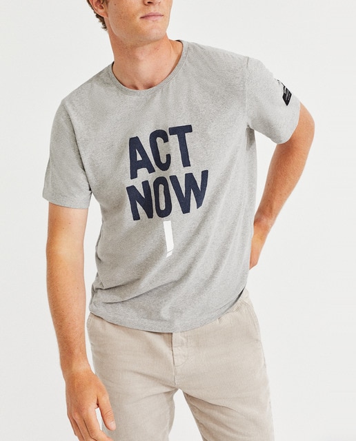 Imagen 0 de Camiseta de manga corta con corte recto y cuello redondo.
