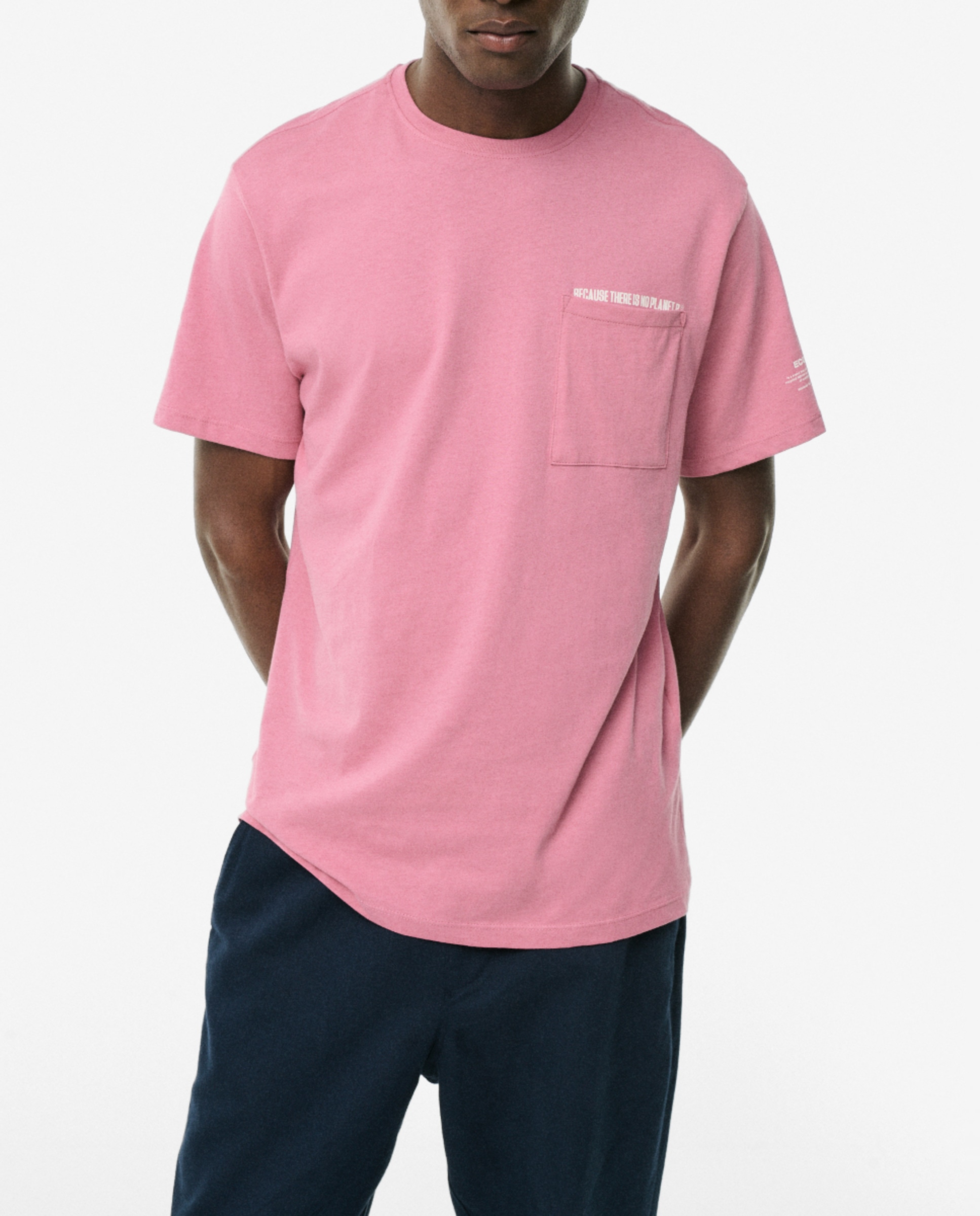 Imagen 0 de Camiseta oversize de manga corta y bolsillo exterior delantero.