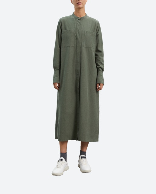 Imagen 0 de Vestido con cuello mao, cinturón ajustable y bolsillos en el pecho.