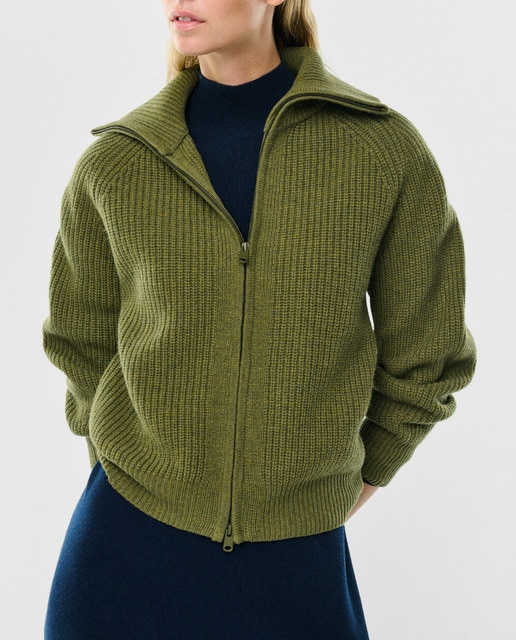 Imagen 0 de Chaqueta de punto con cuello alto, cierre frontal con cremallera y acabado acanalado.