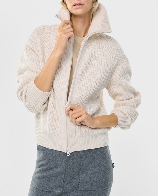 Imagen 0 de Chaqueta de punto con cuello alto, cierre frontal con cremallera y acabado acanalado.