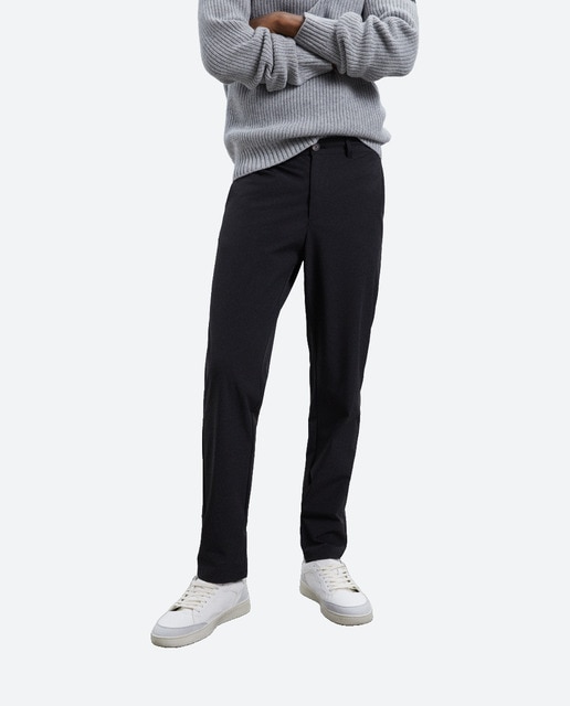 Imagen 0 de Pantalones de tiro medio y bolsillo trasero derecho con cremallera.