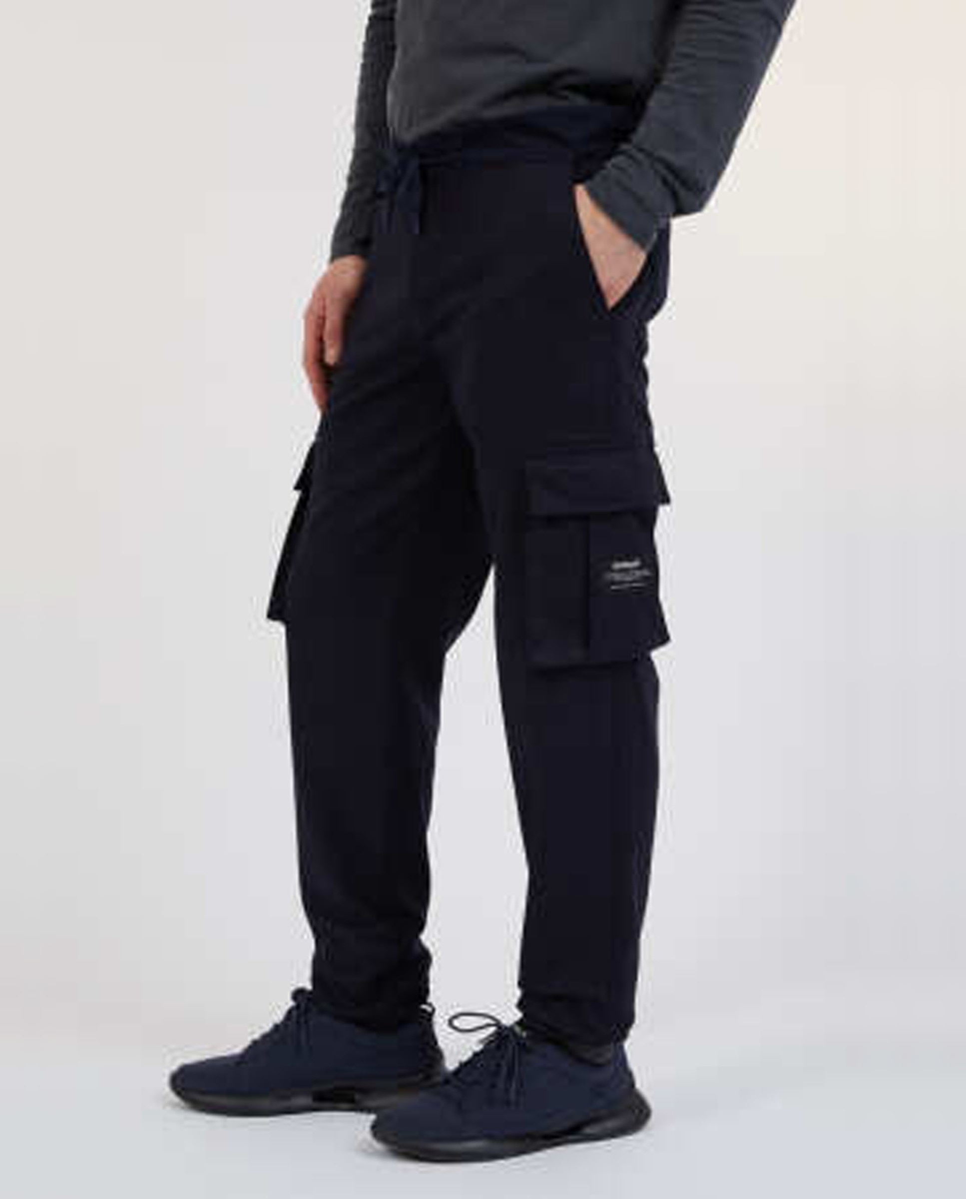 Imagen 0 de Pantalón cargo con cintura elástica ajustable mediante cordón y bolsillos laterales tipo cargo.
