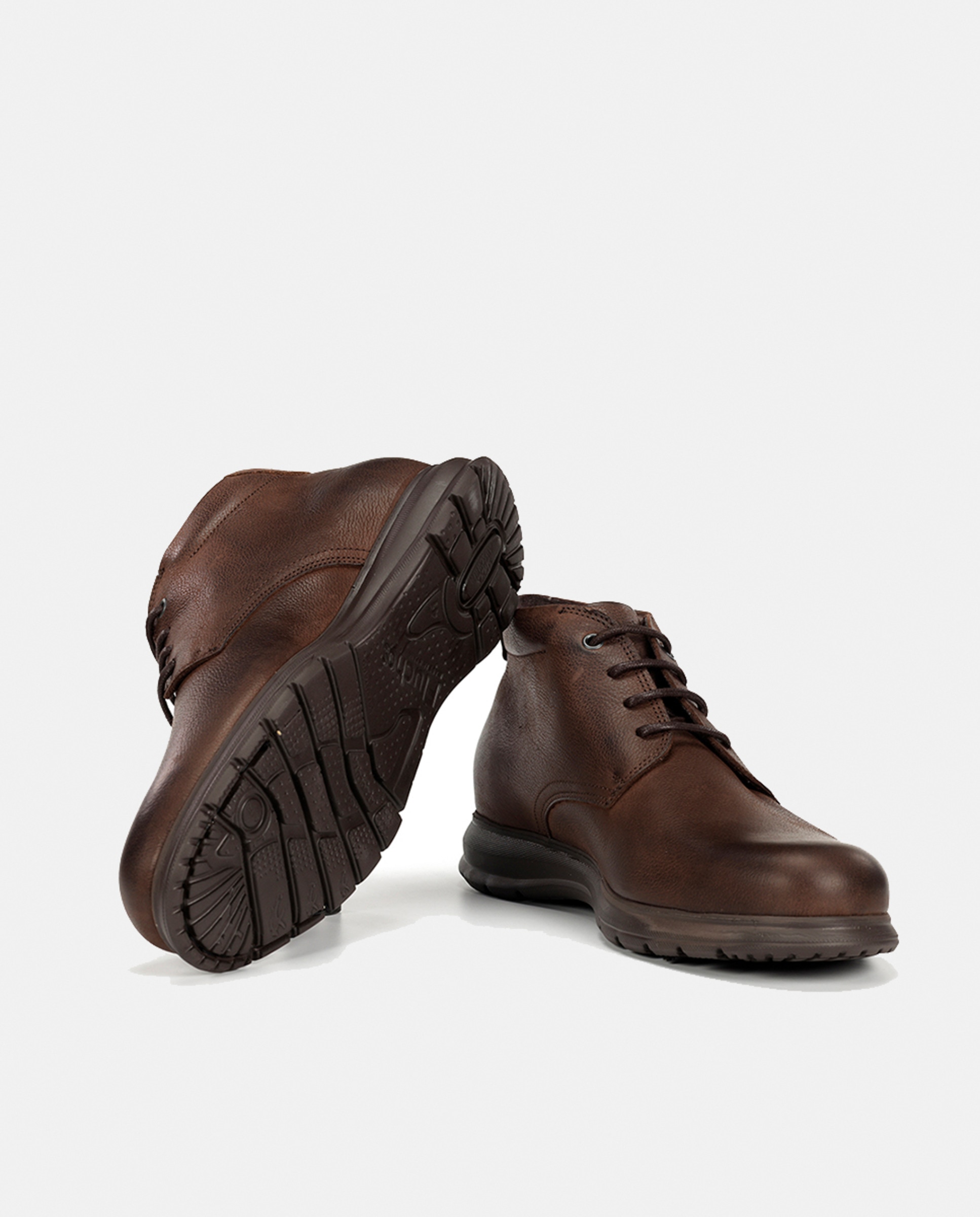 Botins em Pele Engordurada com Pala Lisa Castanho-4