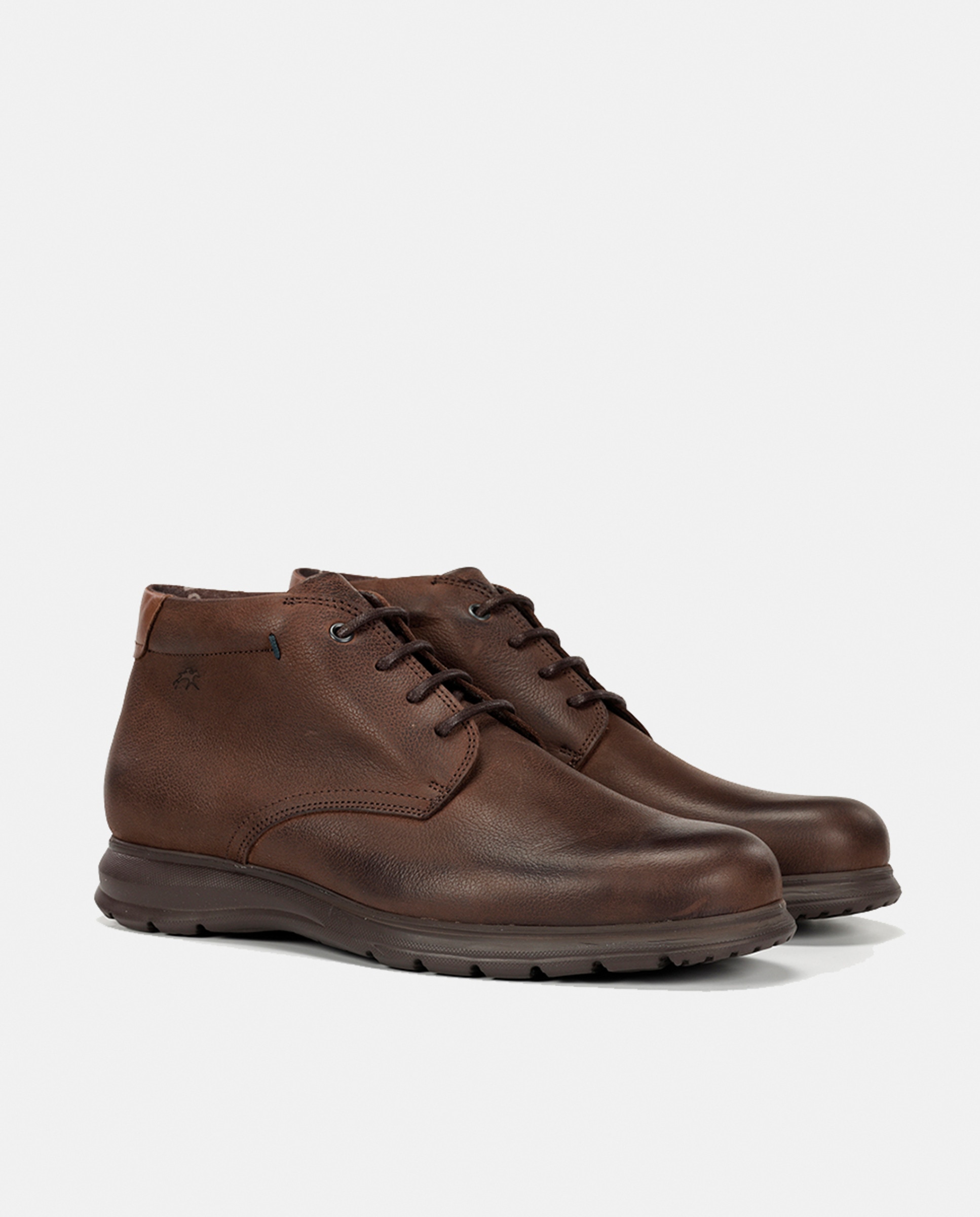 Botins em Pele Engordurada com Pala Lisa Castanho-2