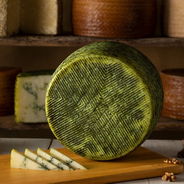 mature sheep's cheese with pesto approximate weight piece 3,5 kg