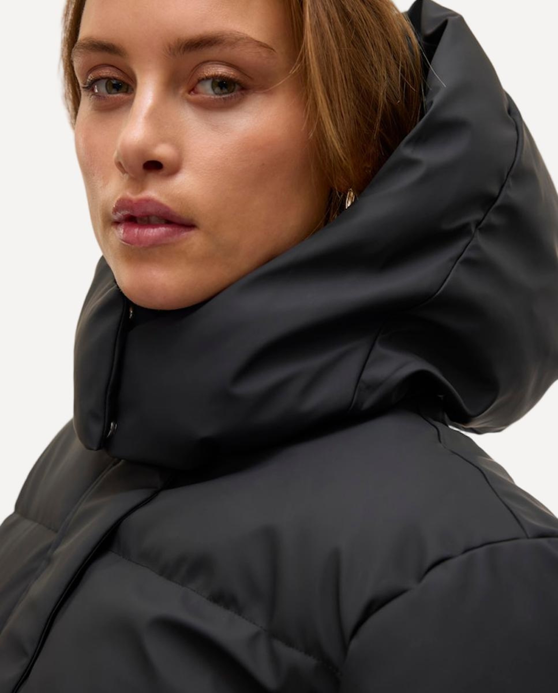 Sobretudo Acolchoado com Gorro Preto-4