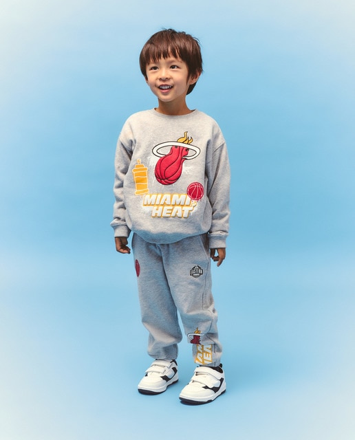 Imagen 0 de Conjunto de 2 piezas largo con estampado licencia NBA de niño