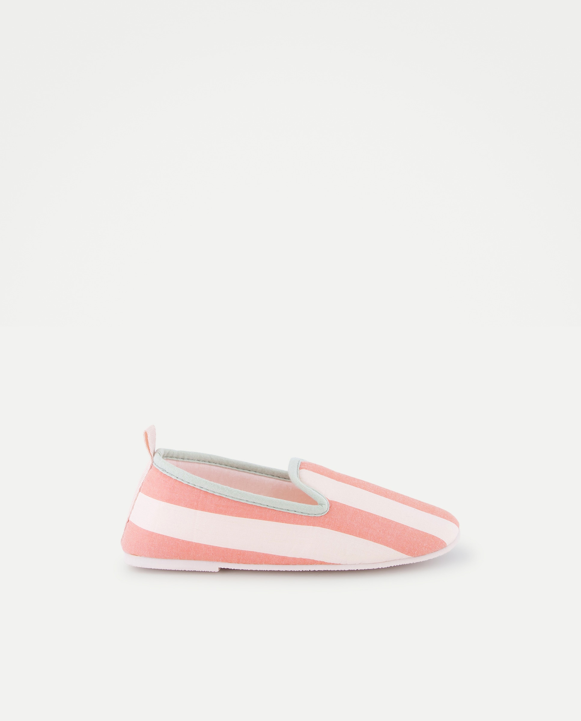 Imagen 0 de Zapatilla infantil cerrada contraste