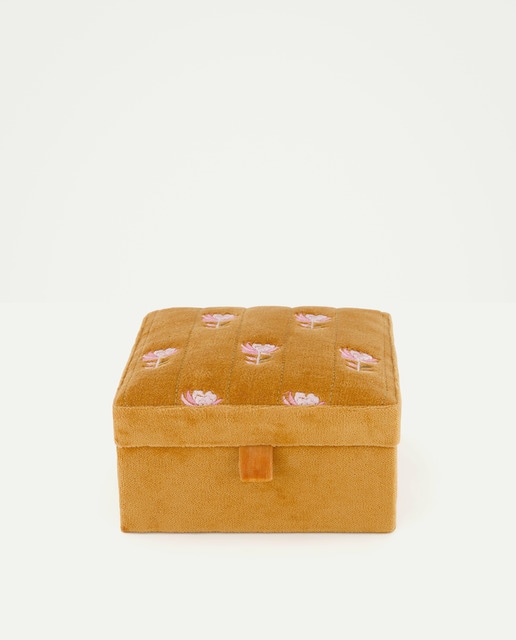 Imagen 0 de Joyero con detalle bordado