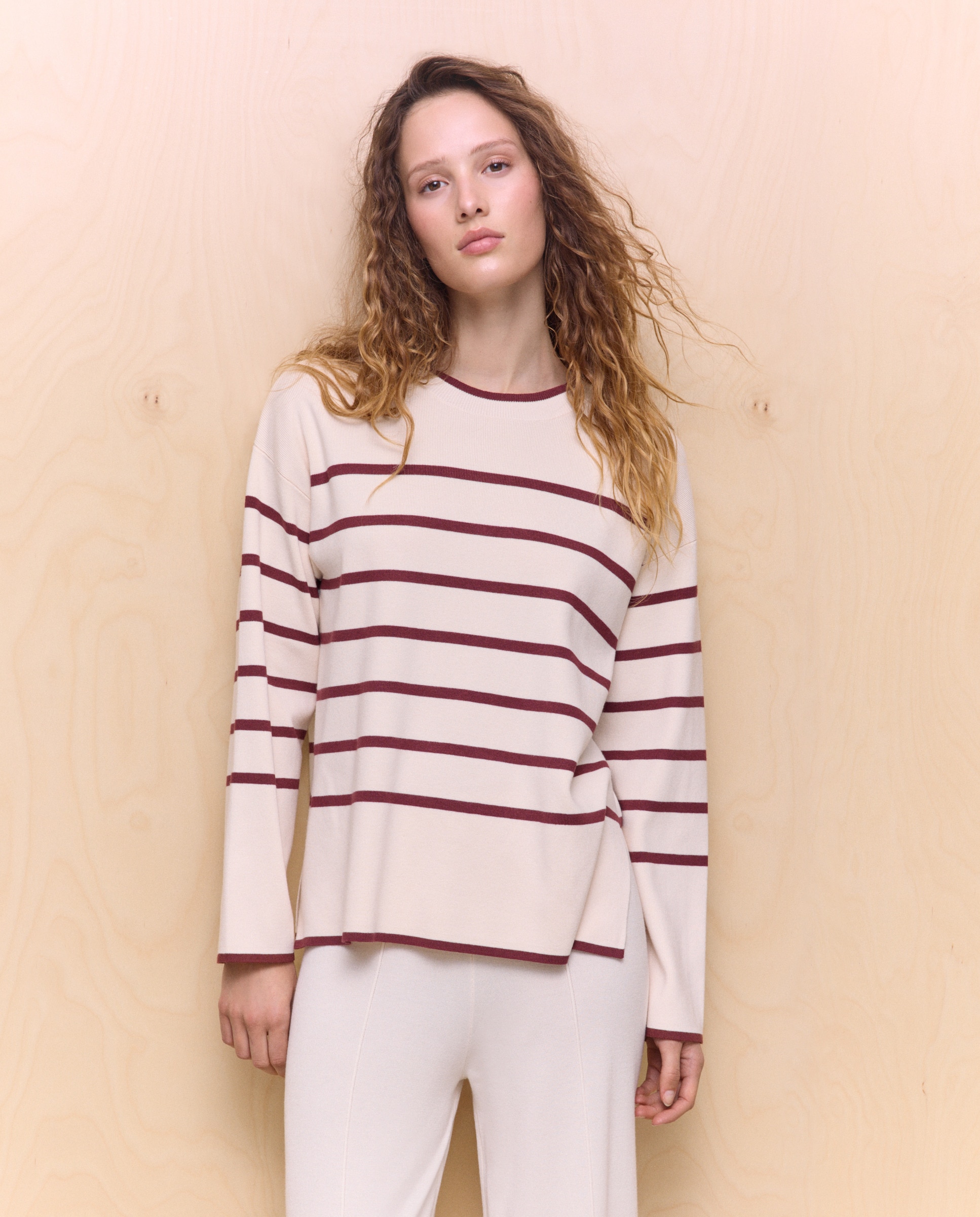 Imagem 0 de Camisola de Malha às Riscas com Aberturas e Decote Redondo