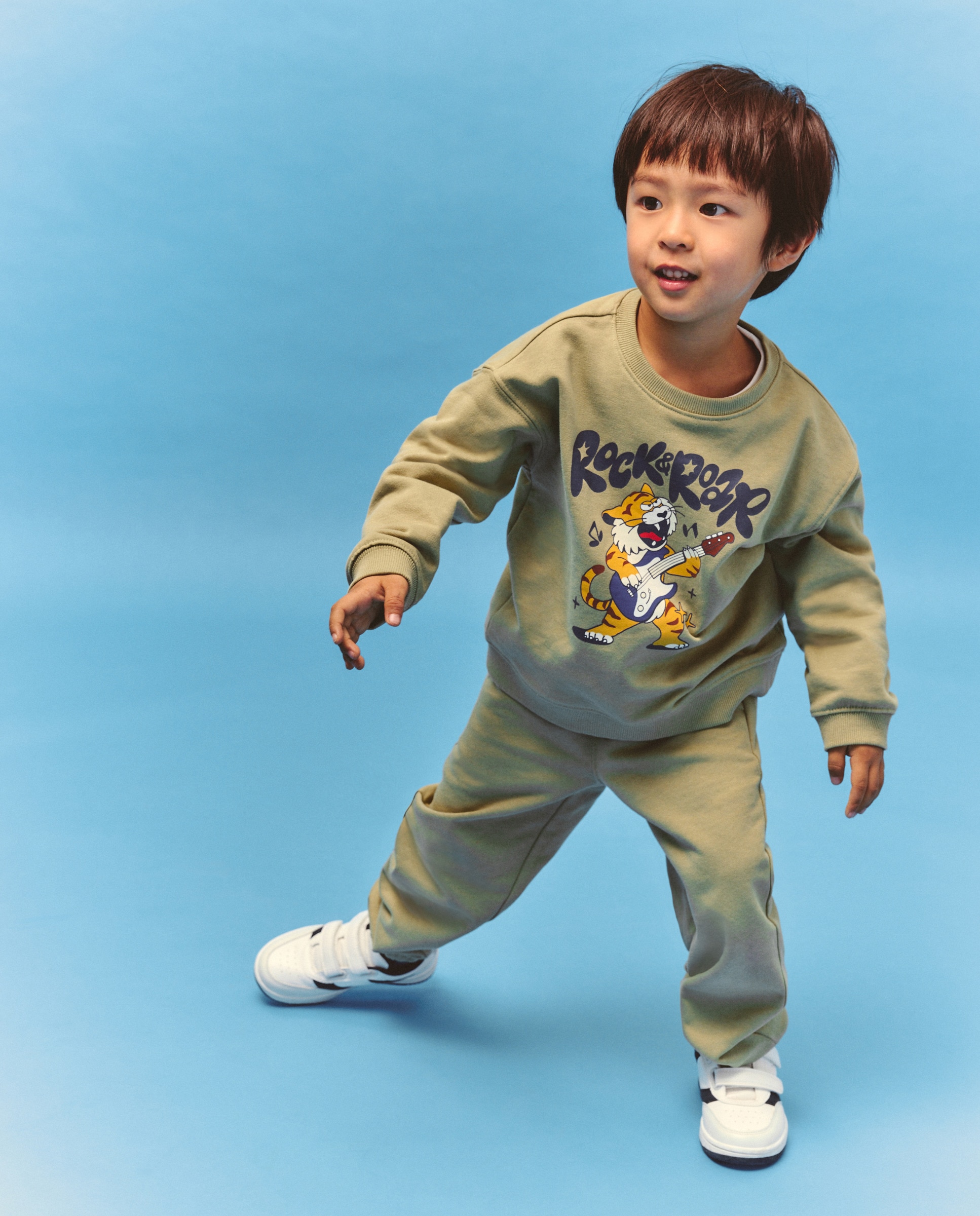 Imagem 0 de Conjunto de 2 Peças: Sweatshirt Fechada com Estampado Posicional e Calças de Felpa