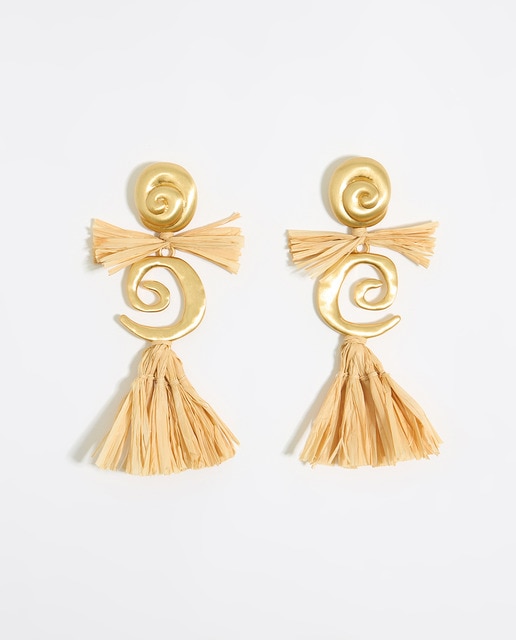 Imagen 0 de Pendientes con caracolas y rafia.