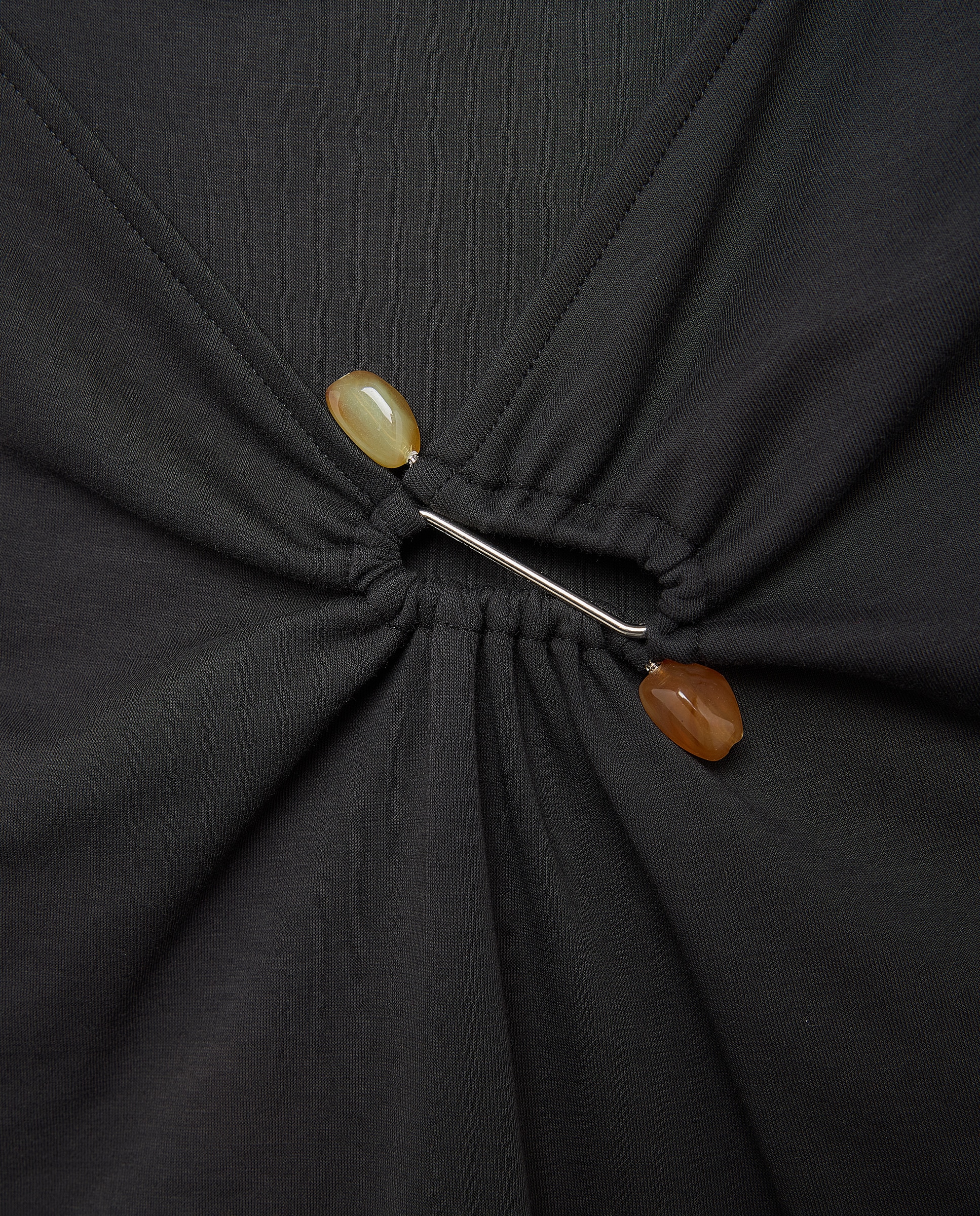 T-shirt com Detalhe de Missanga no Decote Preto-6