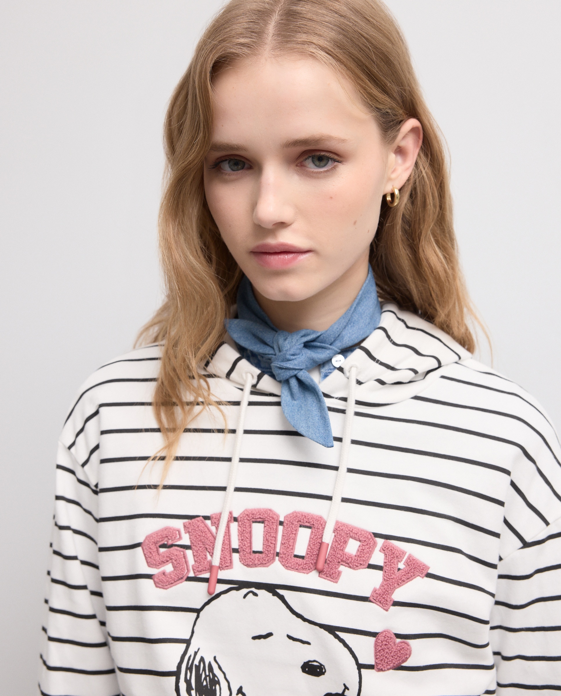 Sweatshirt às Riscas com Estampado Snoopy e Capuz Fechado Branco-2