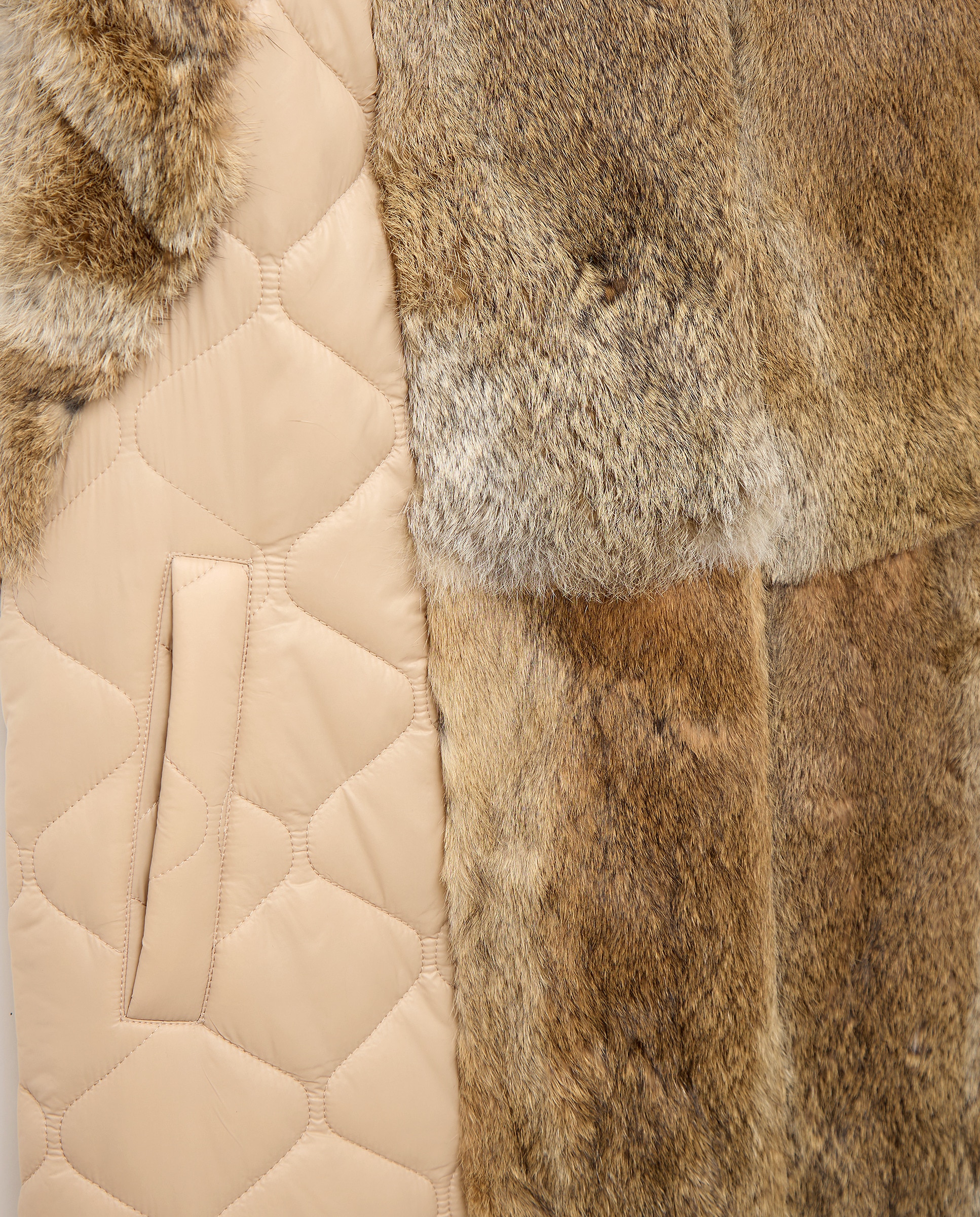 Colete Comprido de Nylon com Pelo de Coelho Bege-3
