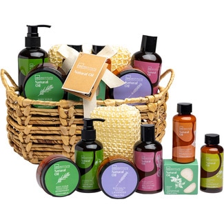 Cesta regalo Natural Oil con exfoliante corporal, gel ducha, sales baño, loción corporal, acondicionador y champú camomila - Idc Institute