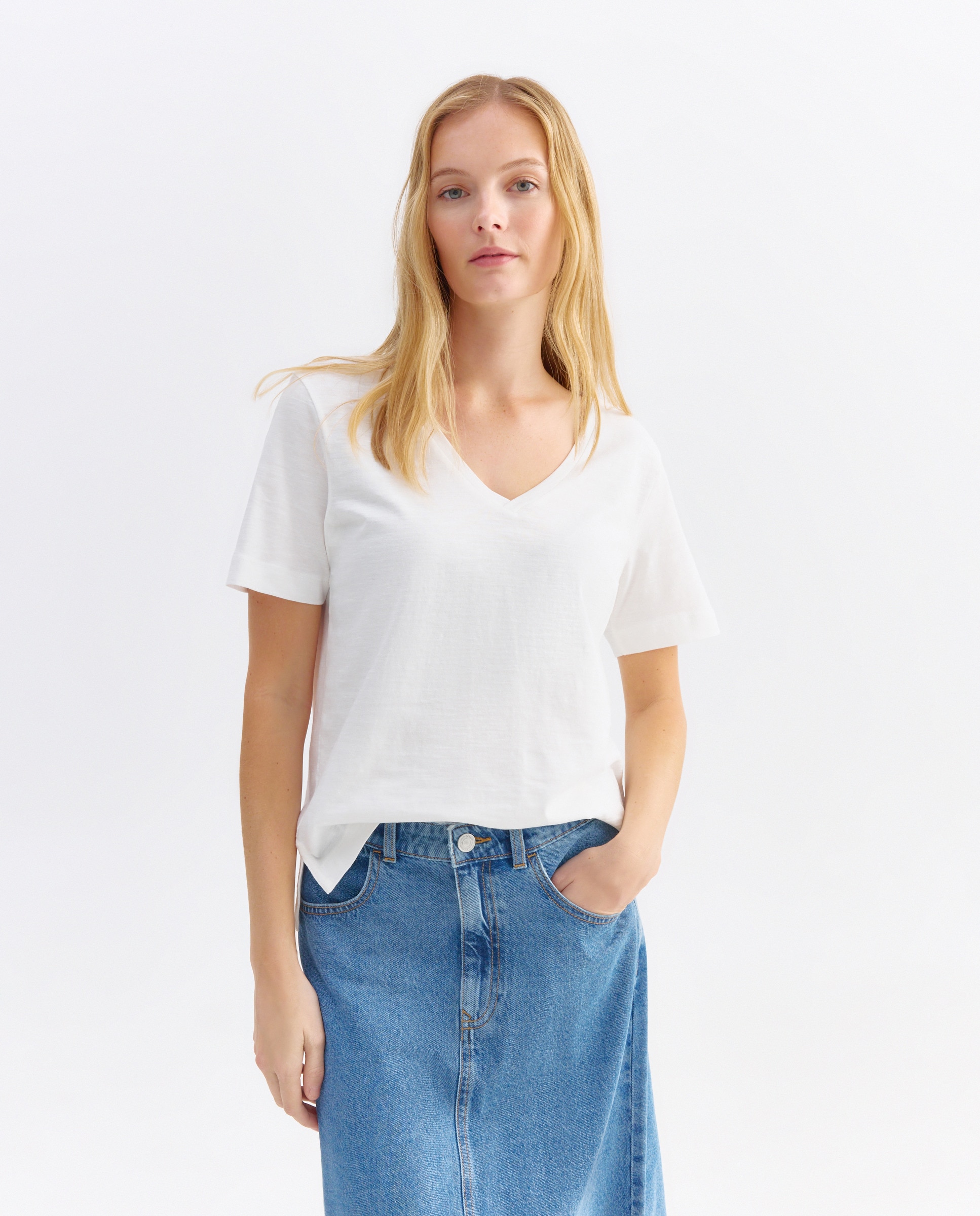 Imagen 0 de Camiseta básica de mujer cuello pico