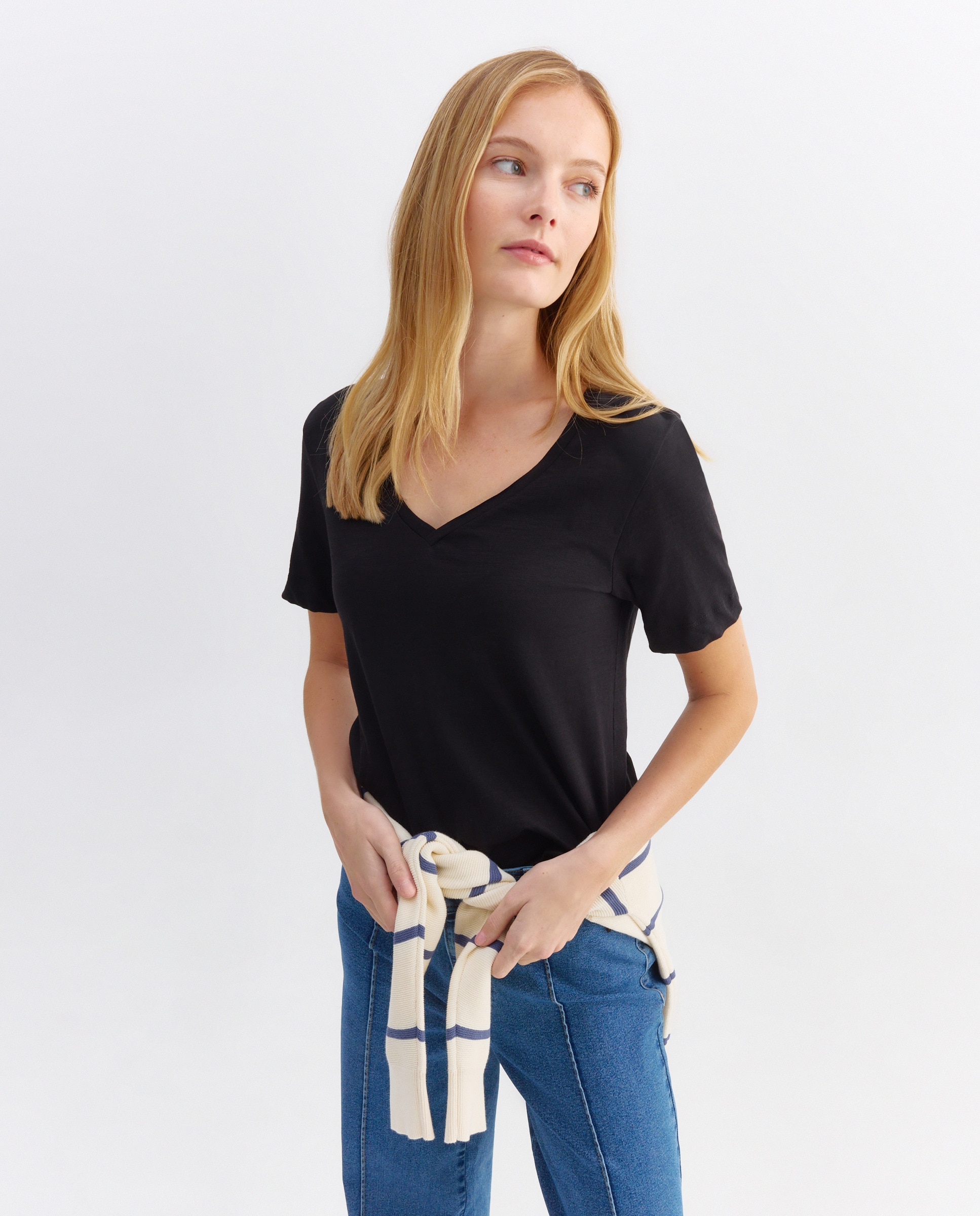 Imagen 0 de Camiseta básica de mujer cuello pico