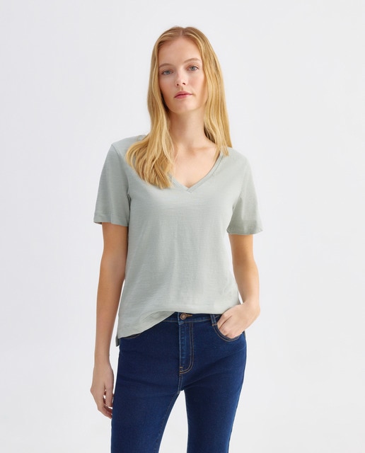 Imagen 0 de Camiseta básica de mujer cuello pico