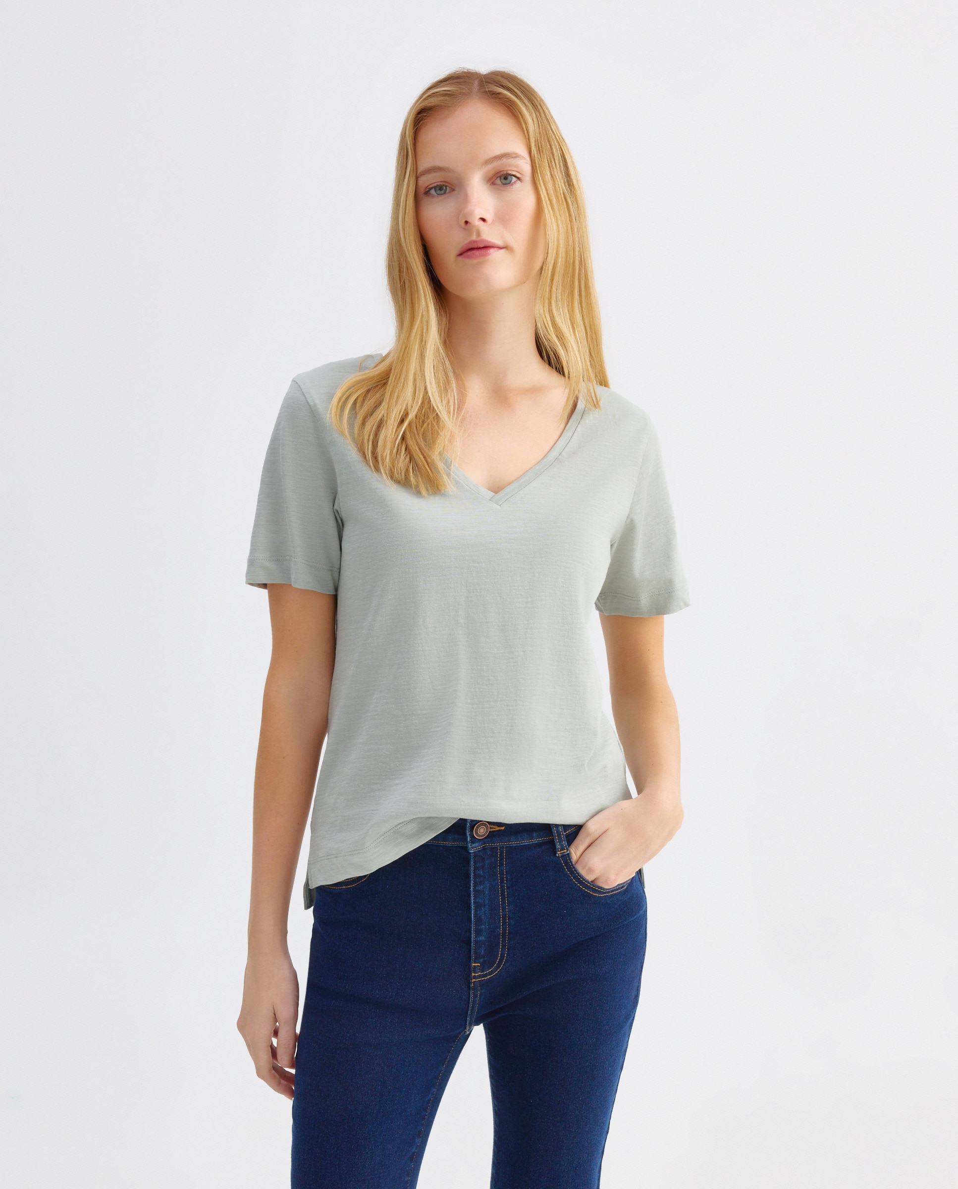 Imagen 0 de Camiseta básica de mujer cuello pico