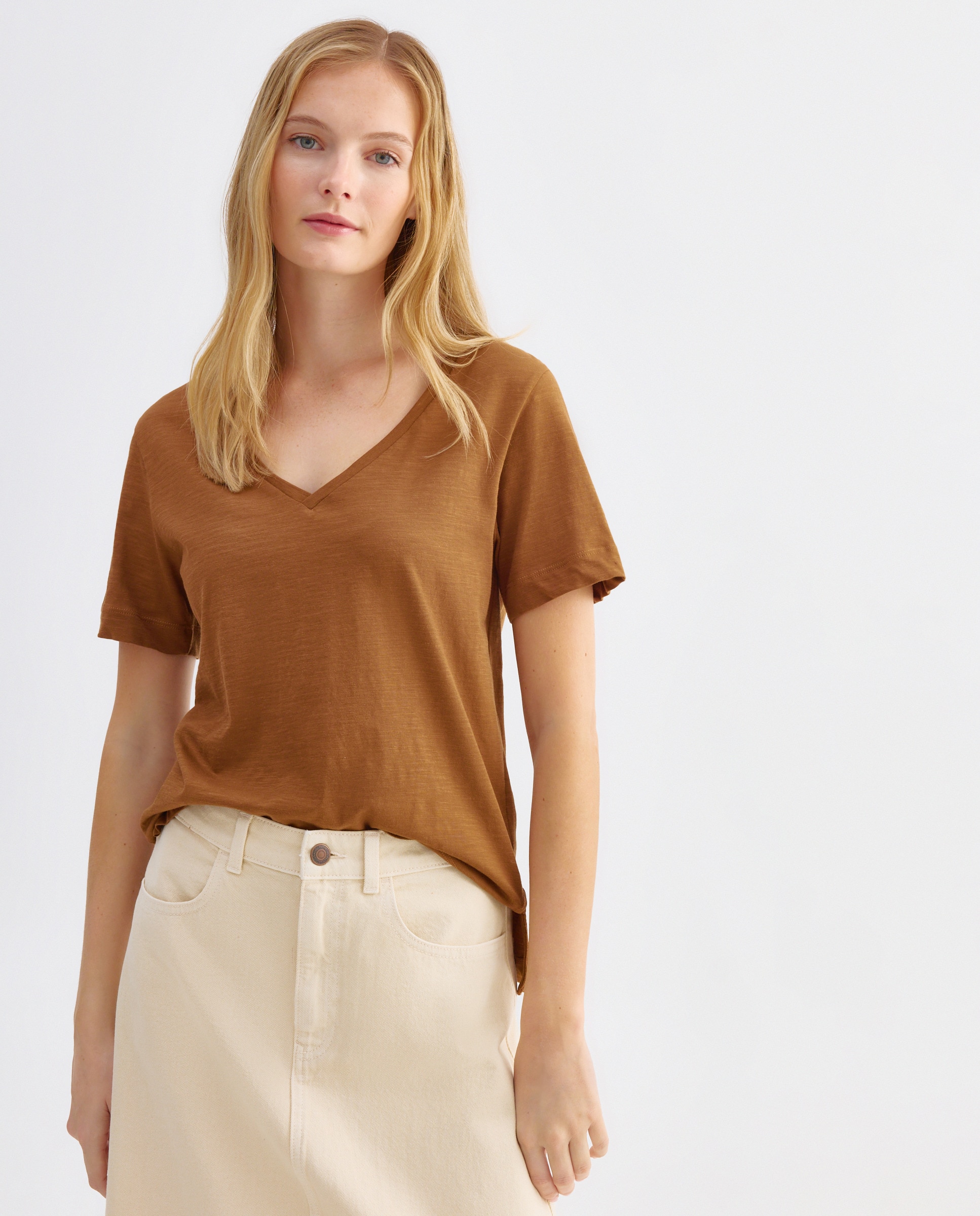 Imagen 0 de Camiseta básica de mujer cuello pico