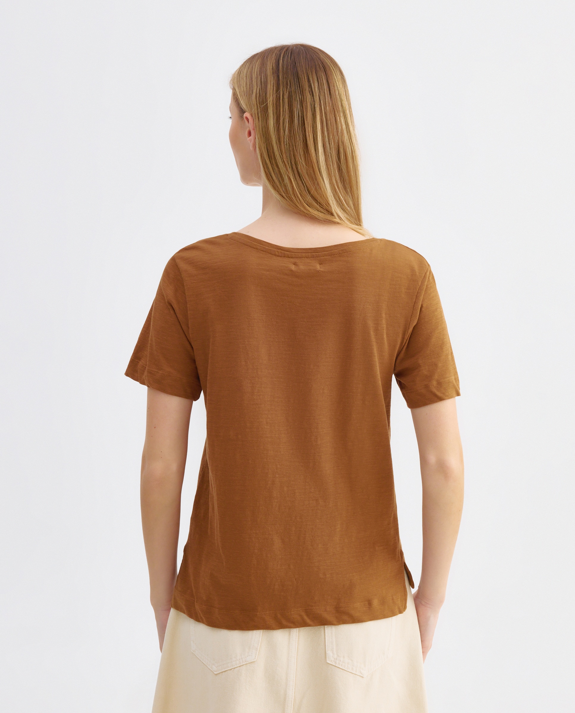 Camiseta básica de mujer cuello pico 740 Tabaco-3