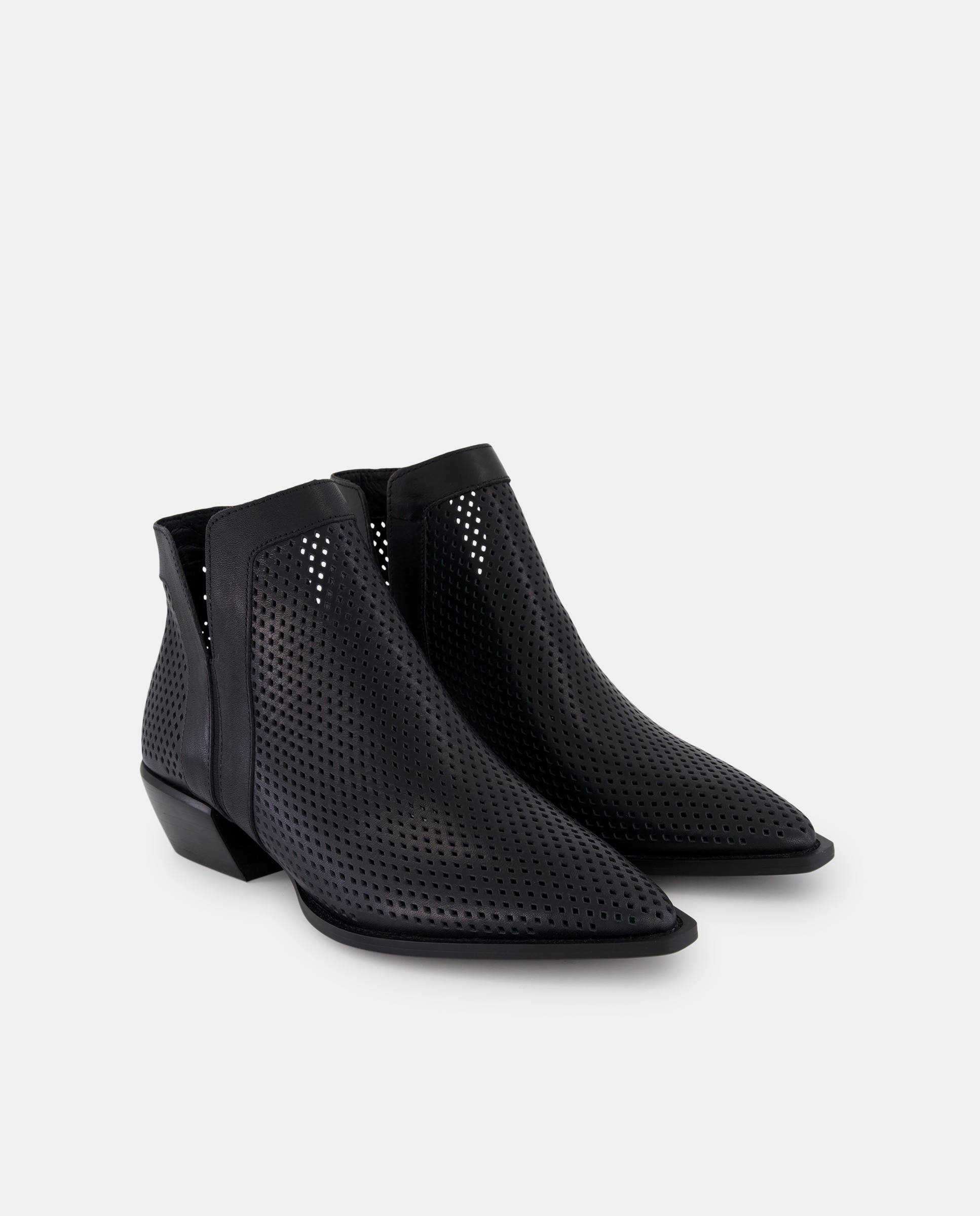 Botins de Tacão Perfurados Preto-2