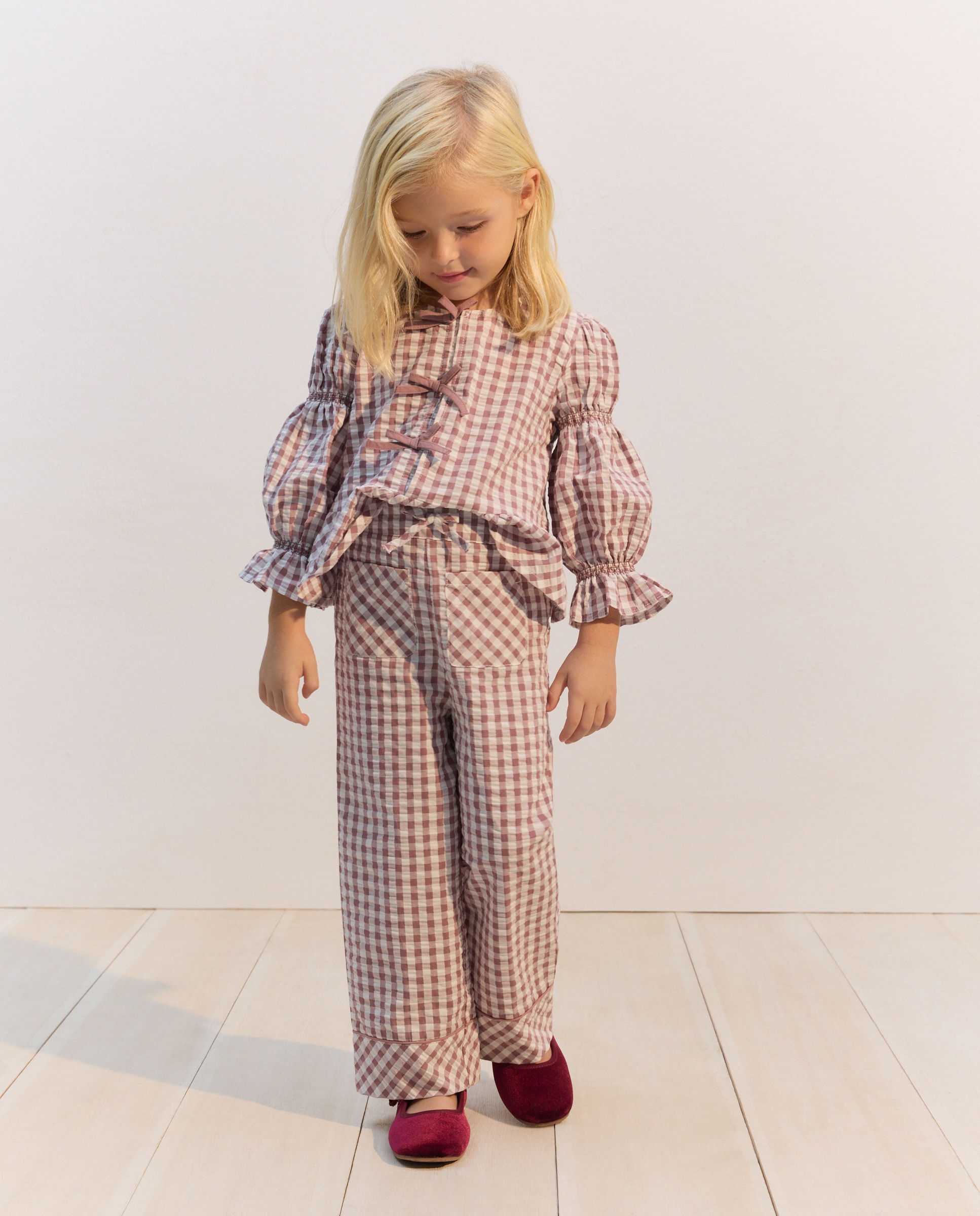 Imagem 0 de Calças com Vichy e Detalhe de Rebordo Decorativo