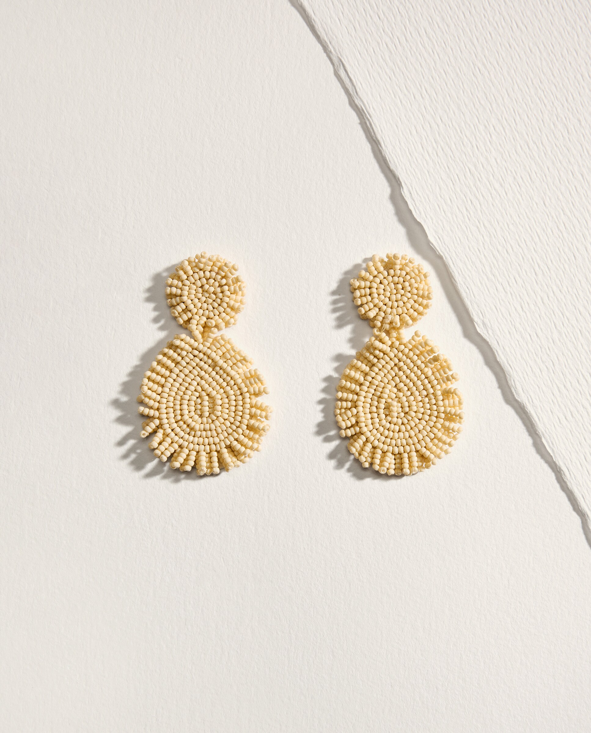 Brincos com Missangas Bege-1