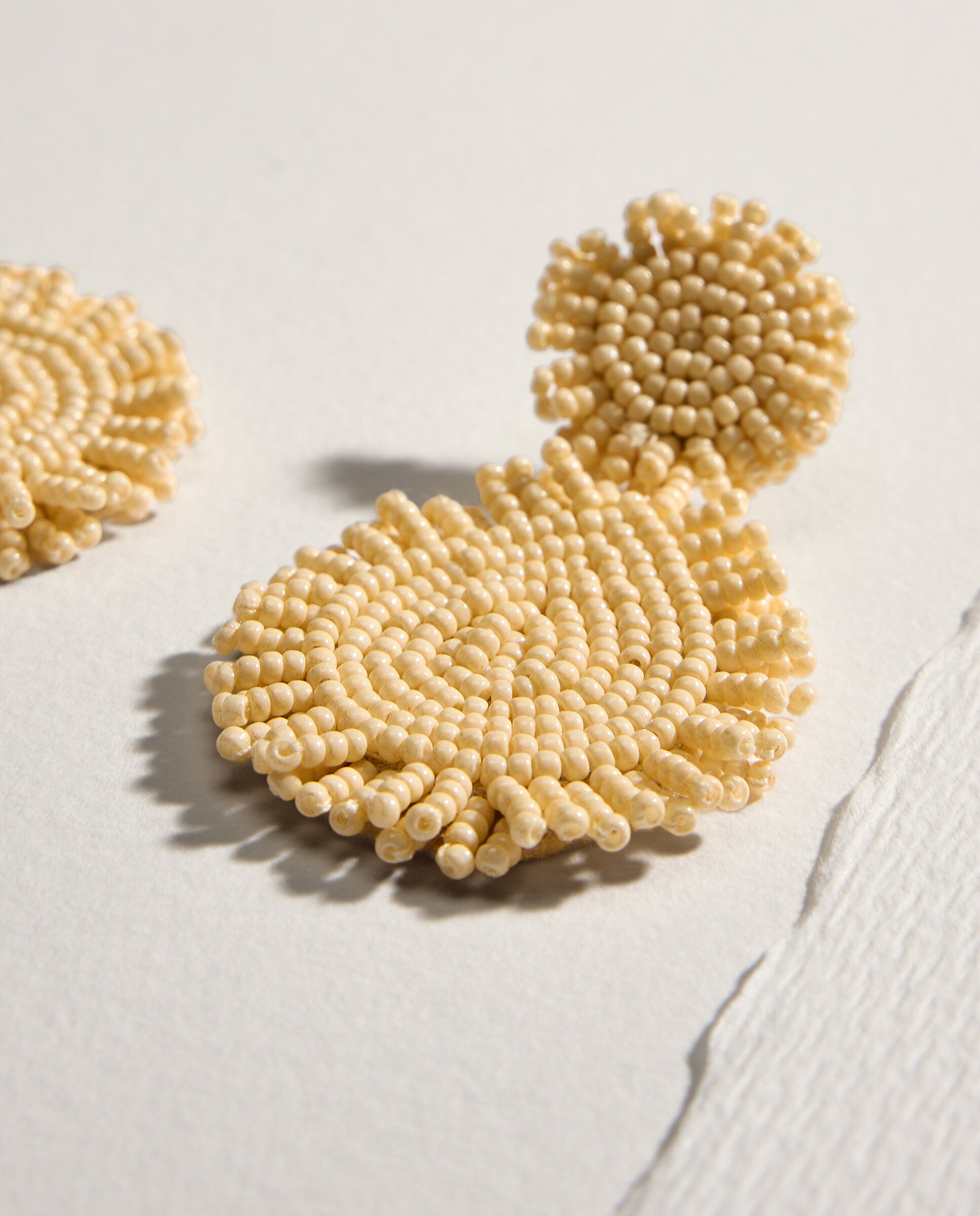 Brincos com Missangas Bege-2