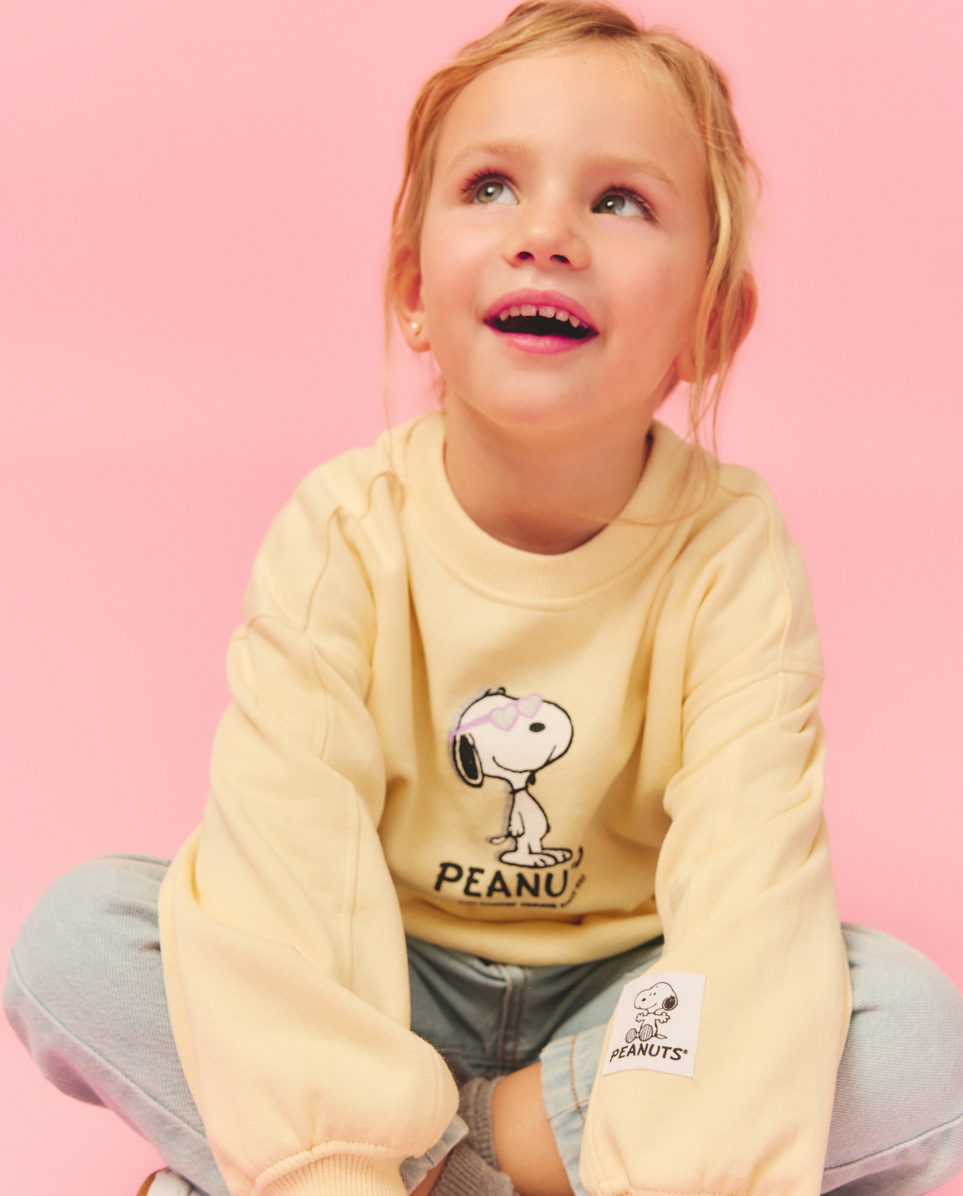 Imagem 0 de Sweatshirt de Decote Redondo com Estampado Posicional Snoopy com Óculos de Foil