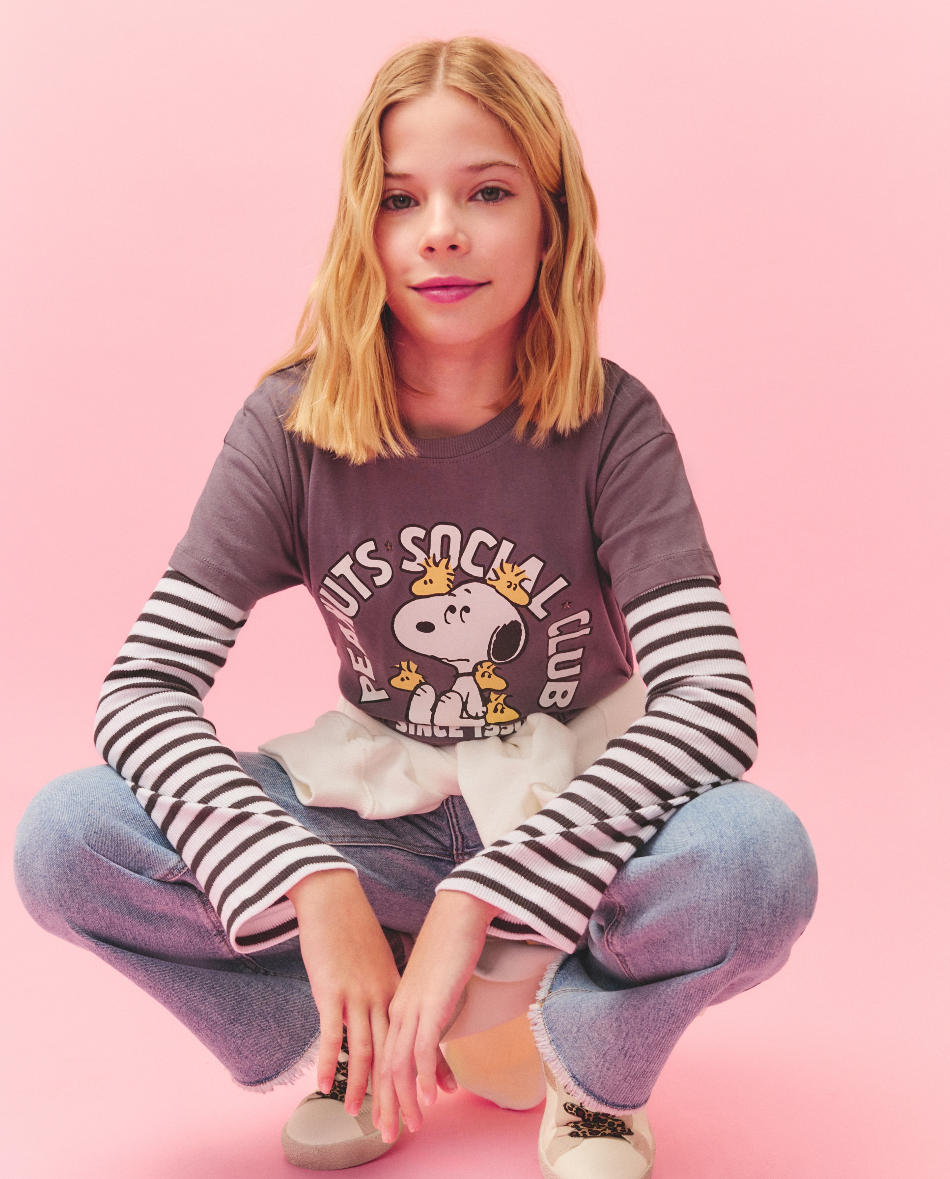 Imagem 0 de T-shirt de Manga Curta com Estampado Posicional Snoopy com Woodstock e Tachas em Forma de Estrela