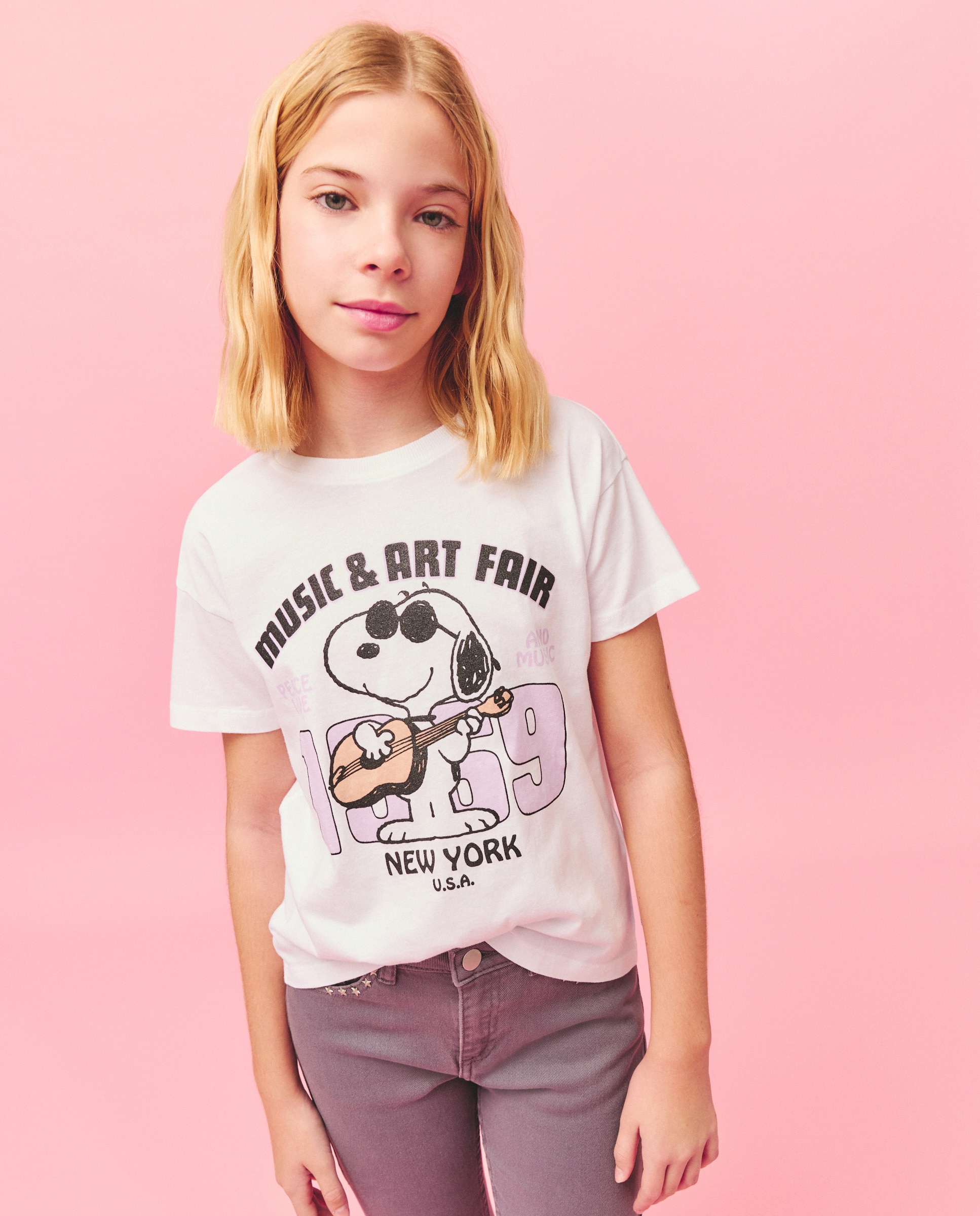 Imagem 0 de T-shirt de Manga Curta com Estampado Posicional Snoopy com Guitarra e Detalhes em Glitter