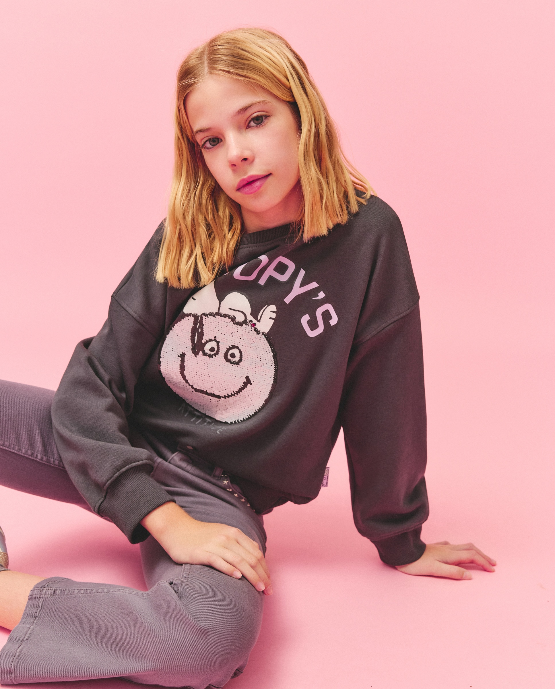 Imagem 0 de Sweatshirt de Decote Redondo com Estampado Posicional Snoopy Smiley e Lantejoulas Reversíveis