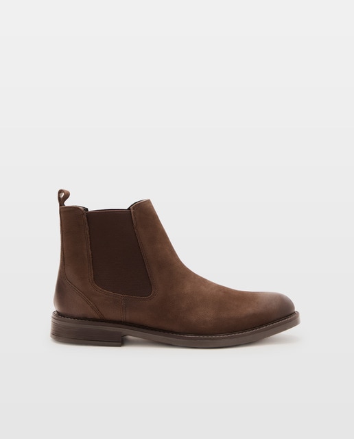 Imagen 0 de Bota chelsea de nobuck de hombre con piso de goma