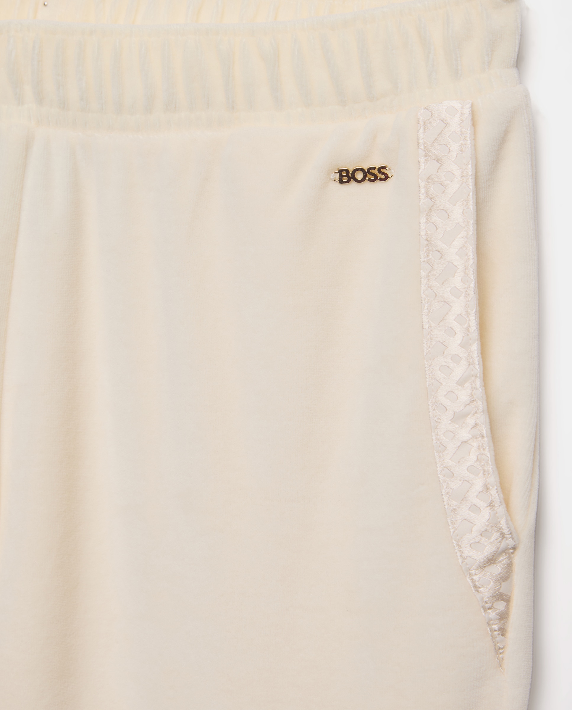 Calças em Veludo Suave com Perna Regular - Cru Bainha Elástica. Atacadores de Cetim com Monograma Brilhante. Placa Dourada. Natural-5