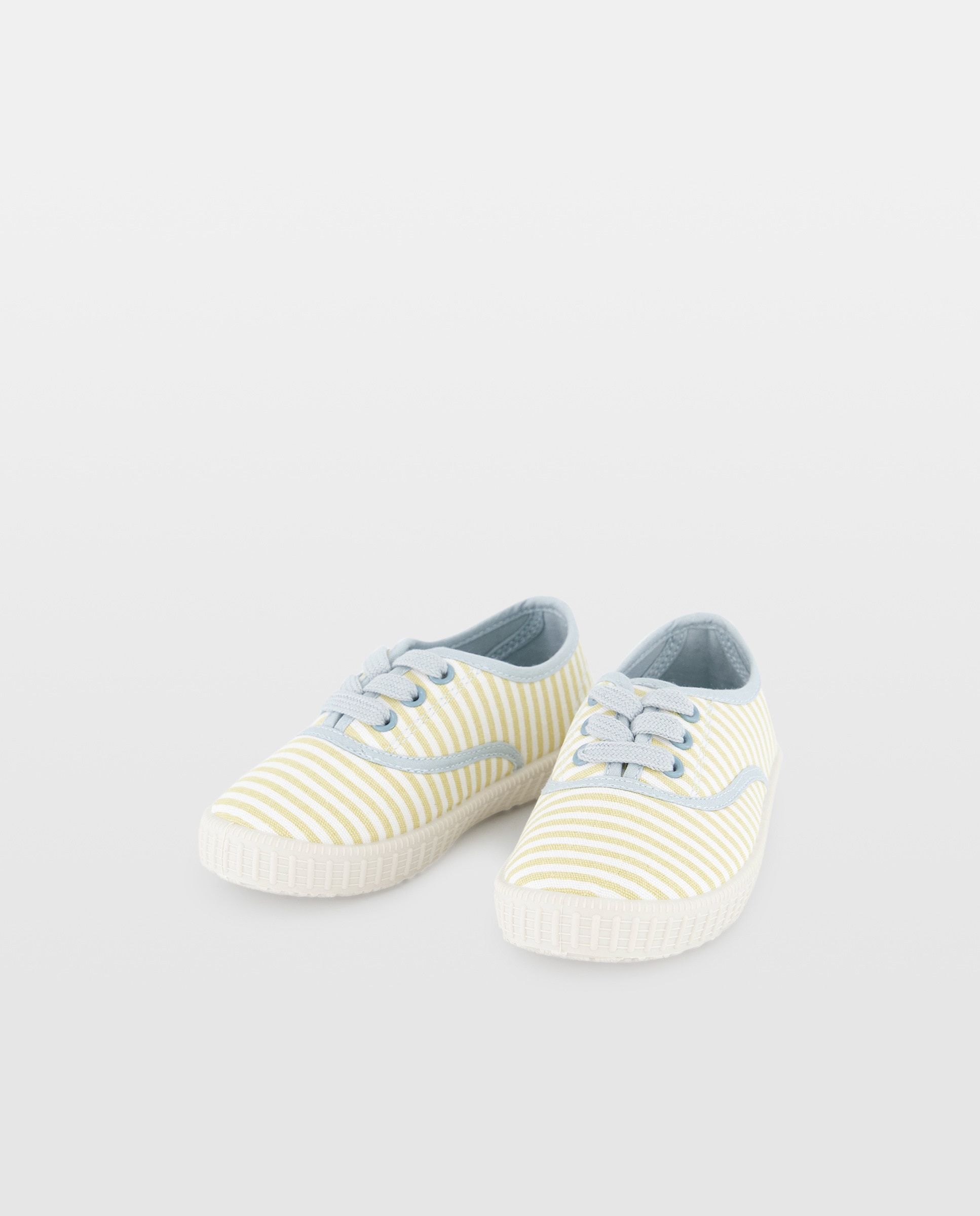 Lona bebés estamapadas con cordones y suela flexible Pistacho-2