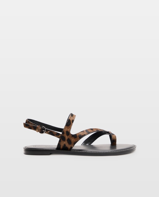 Imagem 0 de Sandálias Rasas com Tiras no Peito do Pé